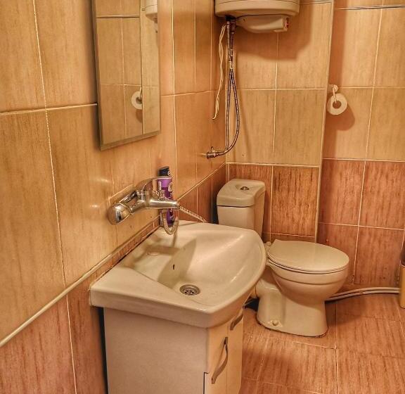 标准间, Merilyn Petrich