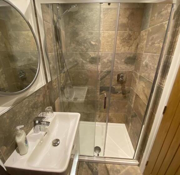 Номер Стандарт, Stonefield House