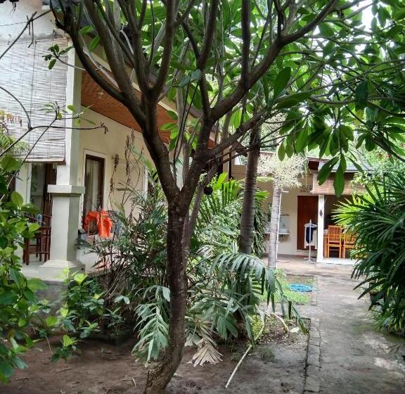 スタンダードバンガロー, Pondok Aldi Hostel