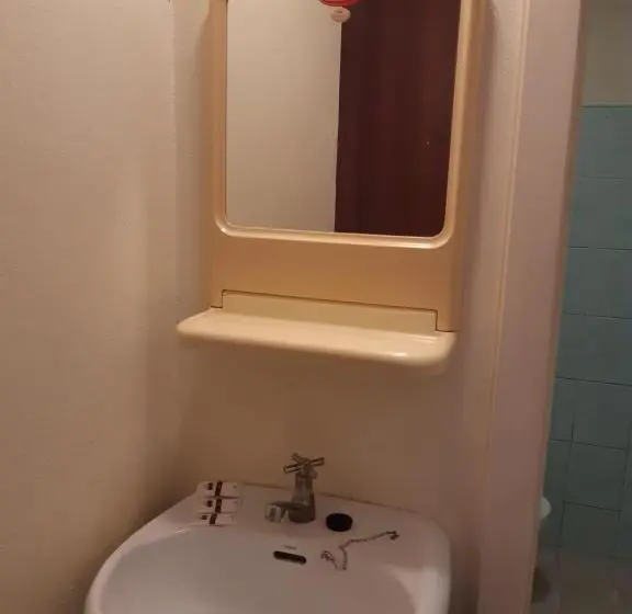 חדר סטנדרט לשלושה, Rai Win Resort