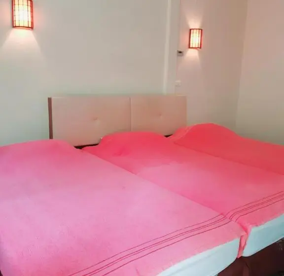 חדר סטנדרט לשלושה, Rai Win Resort