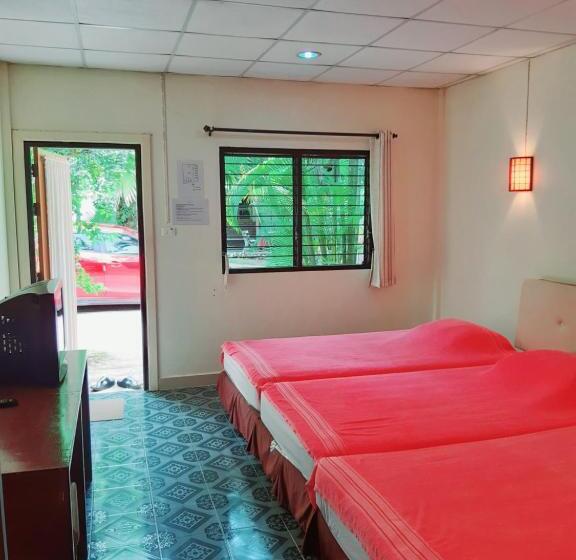 חדר סטנדרט לשלושה, Rai Win Resort