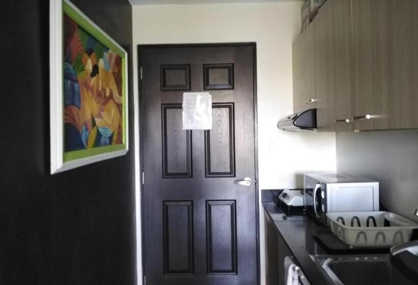 استودیوی استاندارد, The Uptown Place Condominium