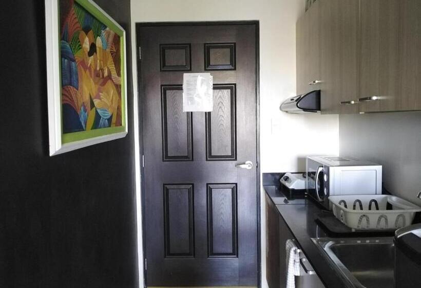 استودیوی استاندارد, The Uptown Place Condominium