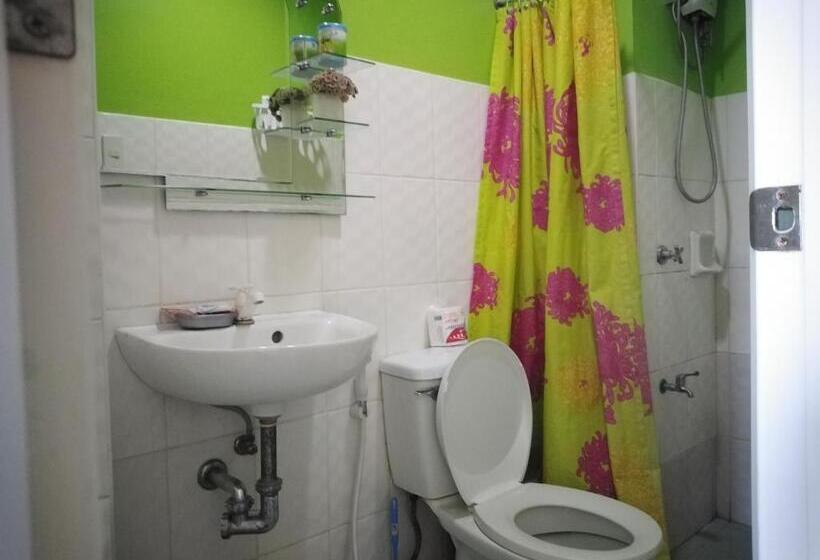 استودیوی استاندارد, The Uptown Place Condominium