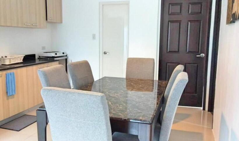Апартаменты 3 Спальни, The Uptown Place Condominium