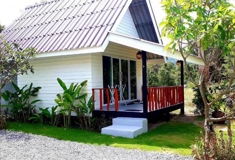 ガーデンビューのスタンダードバンガロー, All At Sea Beach Resort