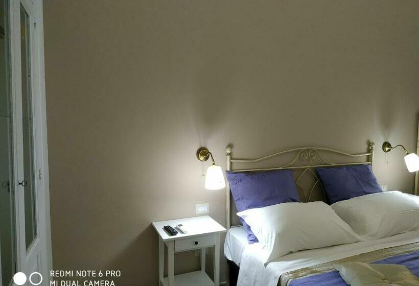 غرفة ديلوكس رباعية, Le Suite Del Teatro Cucinino Privato