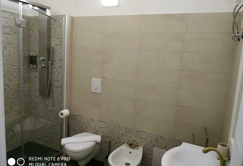 غرفة قياسية ثلاثية, Le Suite Del Teatro Cucinino Privato