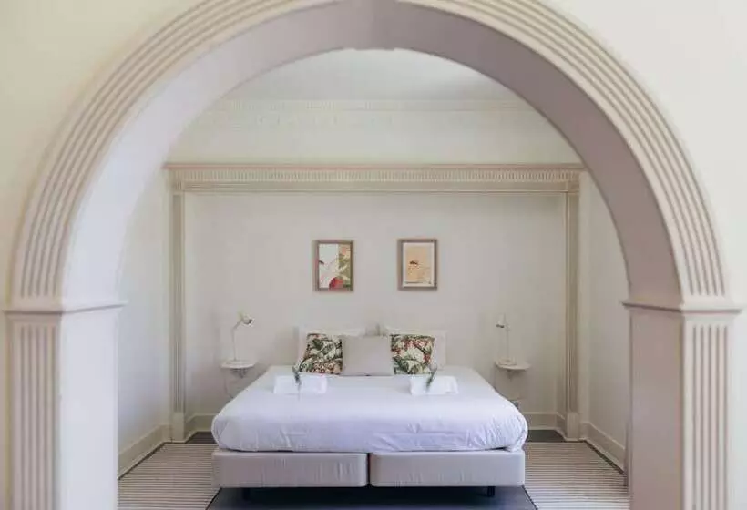 اتاق لوکس با چشم‌انداز باغ, Pergola Boutique