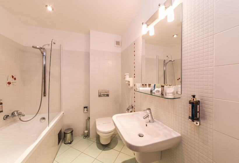 سوییت جونیور, Boutique Hotel Bristol