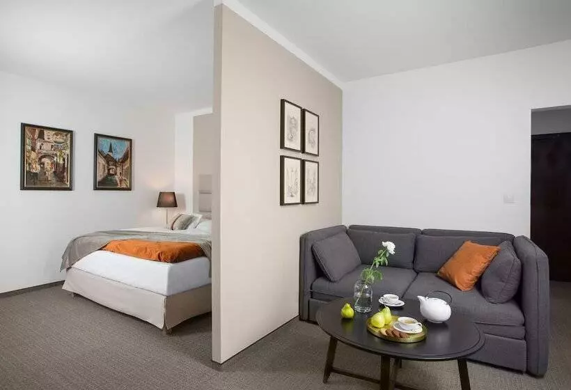 سوییت جونیور, Boutique Hotel Bristol