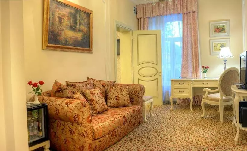سوییت جونیور, Frederic Koklen Boutique