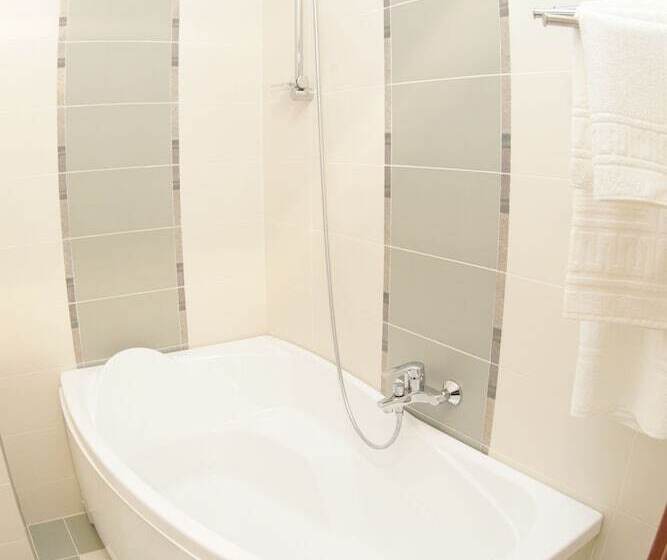 חדר משפחתי, Maldini 1899 Boutique