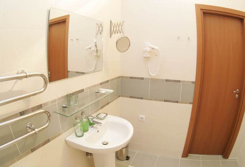 חדר משפחתי, Maldini 1899 Boutique