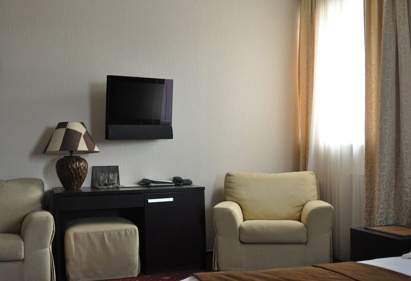 חדר משפחתי, Maldini 1899 Boutique