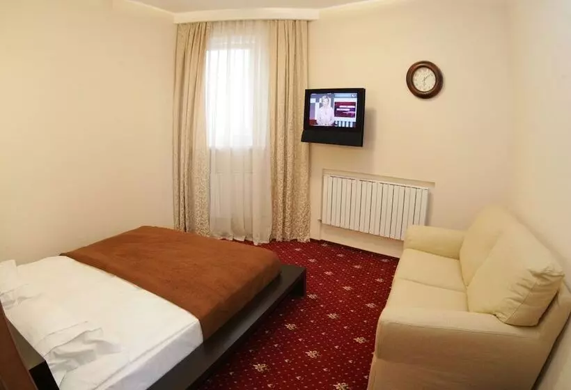 سوییت جونیور, Maldini 1899 Boutique
