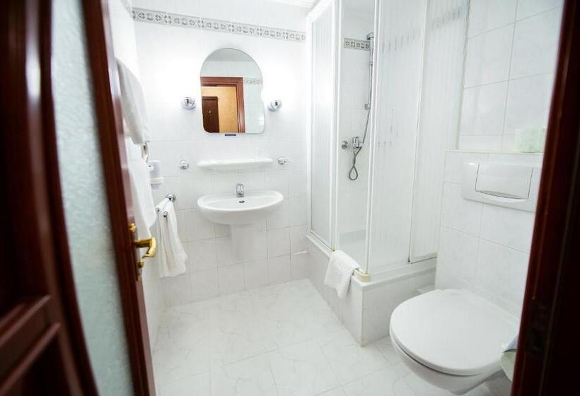 Superior-huone, Salute