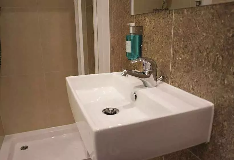 Deluxe-studio, Simply Rooms & Suites