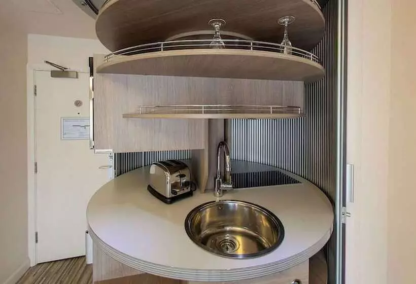 Deluxe-studio, Simply Rooms & Suites