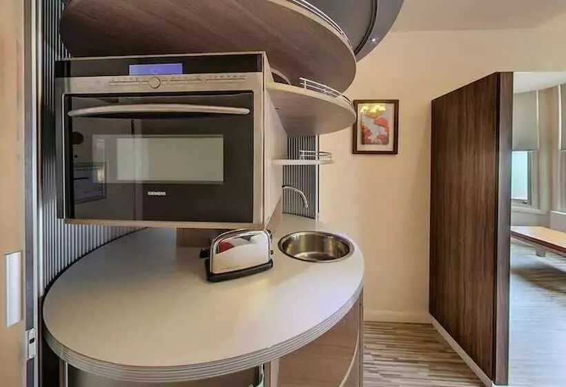 Deluxe-studio, Simply Rooms & Suites