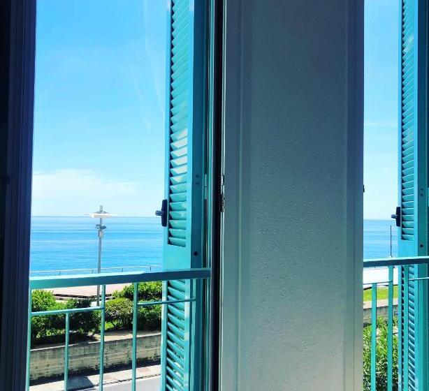 اتاق استاندارد چهار تخته با چشم‌انداز دریا, Camera Carolina