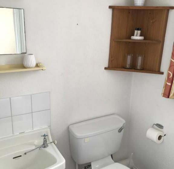 스탠다드 룸, Victoria House   Self Catering Quiet Guesthouse   Adult Singles And Couples Only