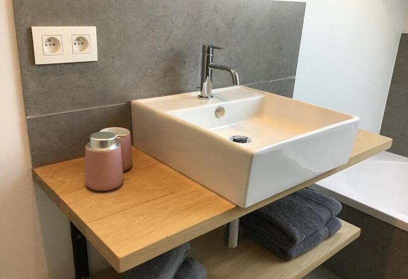 패밀리 룸, Au Bord De La Foret