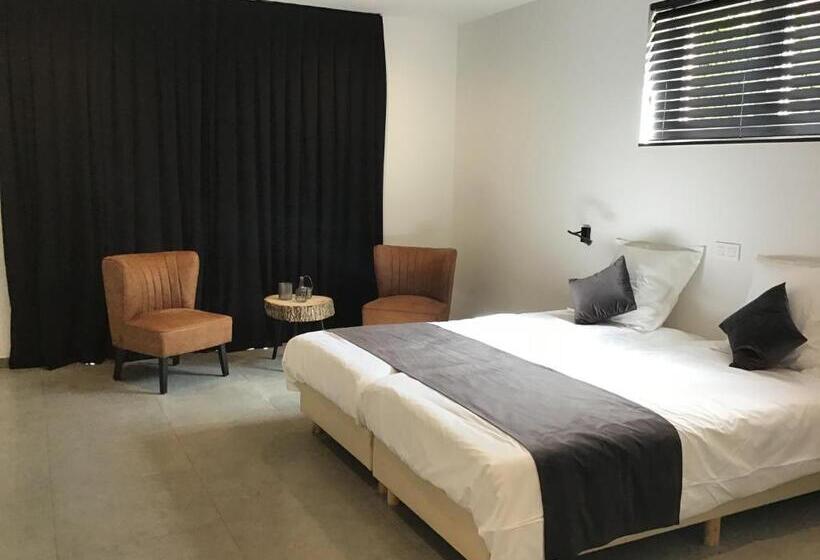 디럭스 룸, Au Bord De La Foret