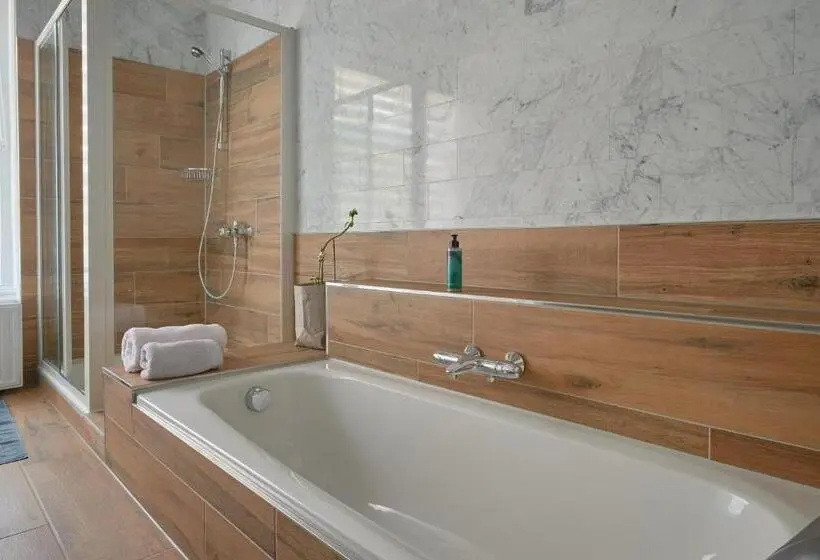 ガーデンビュースタンダードルーム, Het Gecroonde Swaert B&b