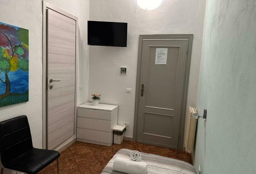 اتاق استاندارد یک نفره, Crown Guest House