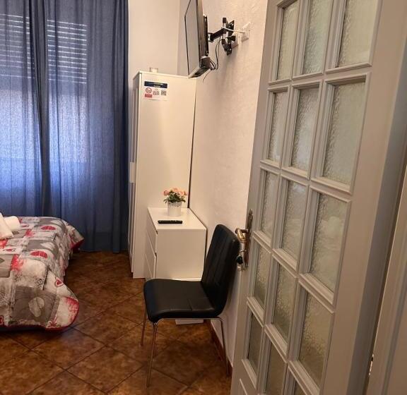 اتاق استاندارد یک نفره, Crown Guest House