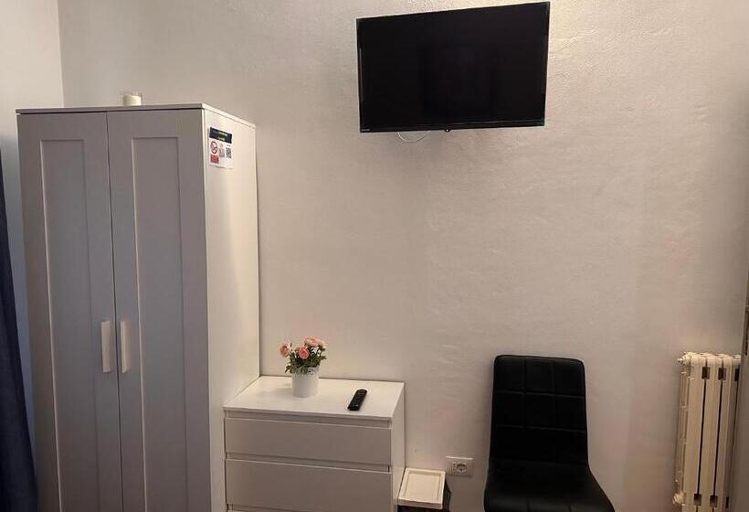 اتاق استاندارد یک نفره, Crown Guest House