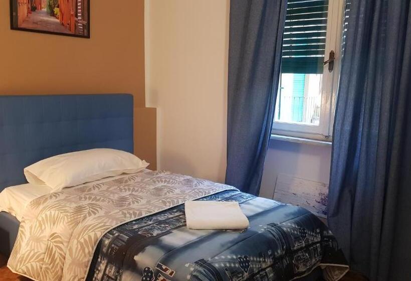 اتاق استاندارد یک نفره, Crown Guest House