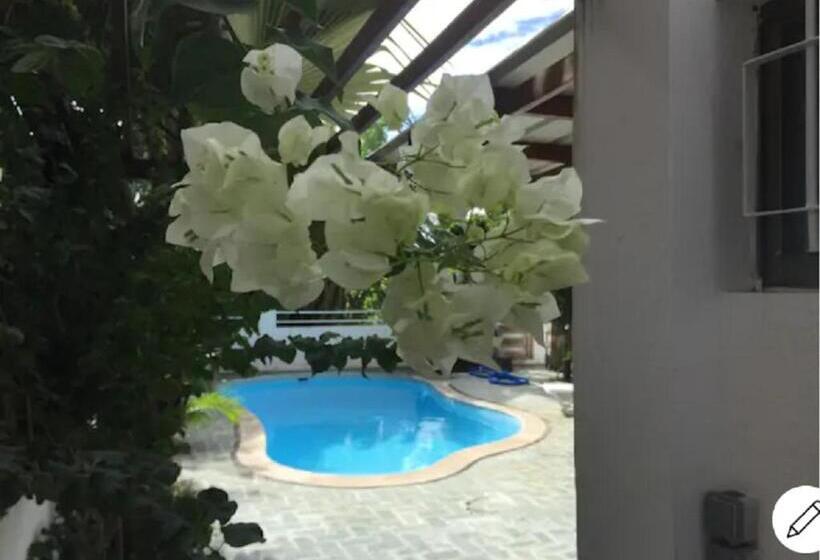 اتاق خانوادگی, Pereybere Villa Valari With Pool Near Beach