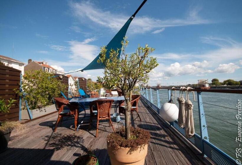 חדר דלוקס, Péniche Djebelle