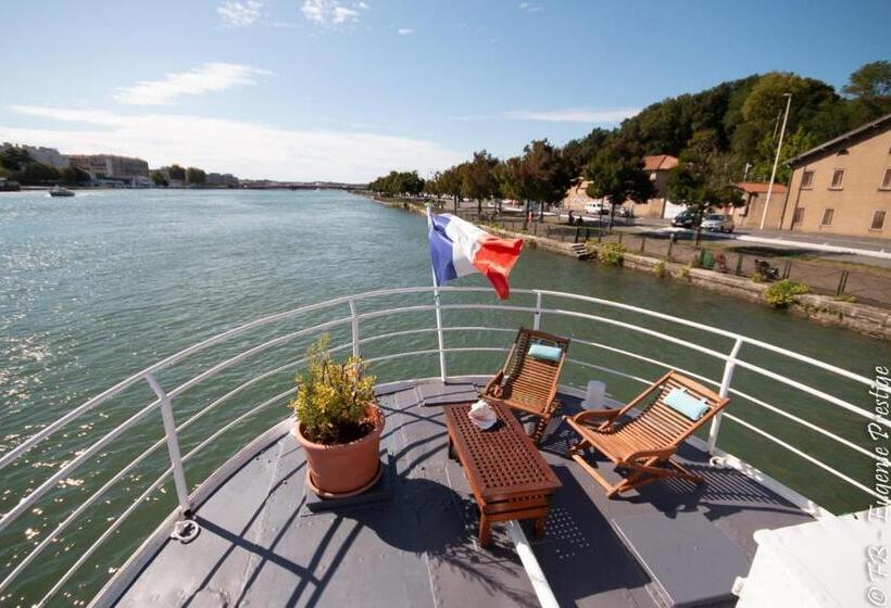 חדר דלוקס, Péniche Djebelle