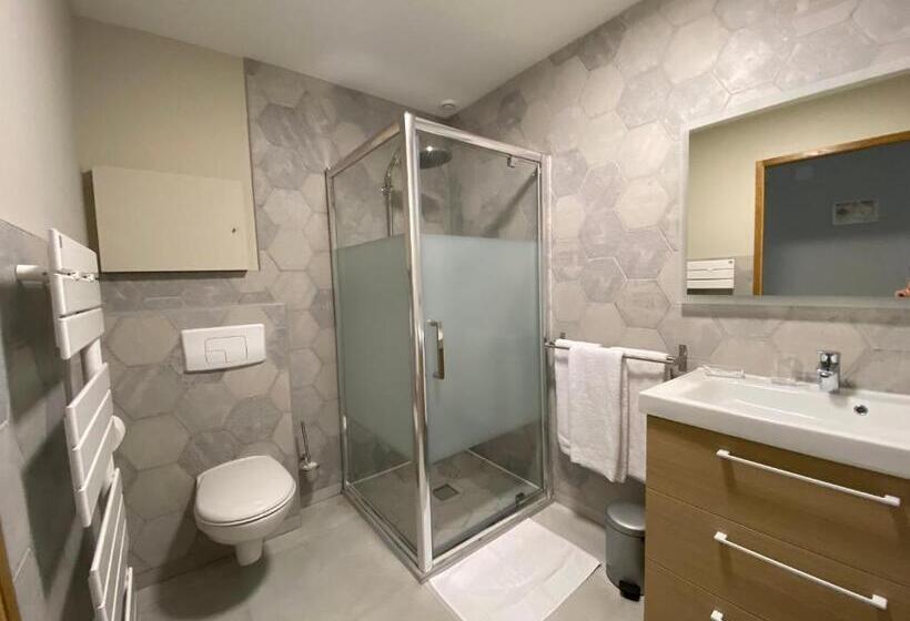 غرفة عائلية, La Vieille Maison