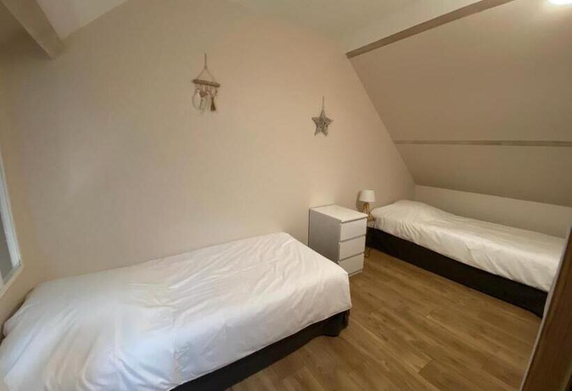 غرفة عائلية, La Vieille Maison