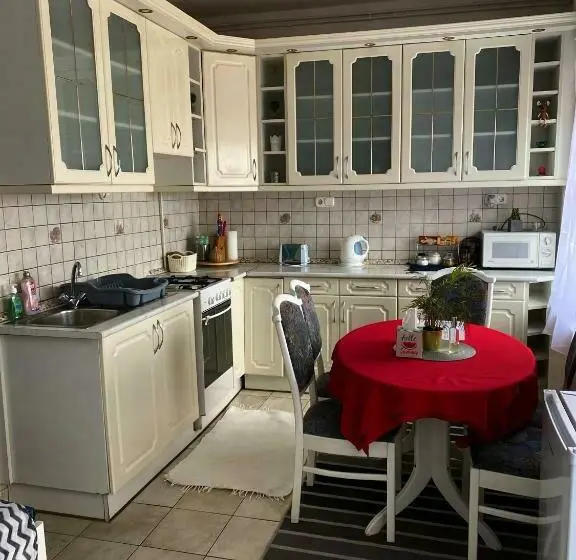 اتاق خانوادگی, Villa Borostyán