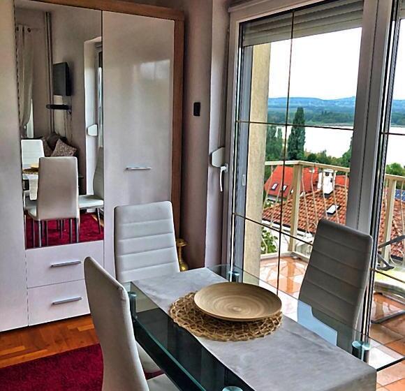 سوئیت با بالکن, Villa Borostyán