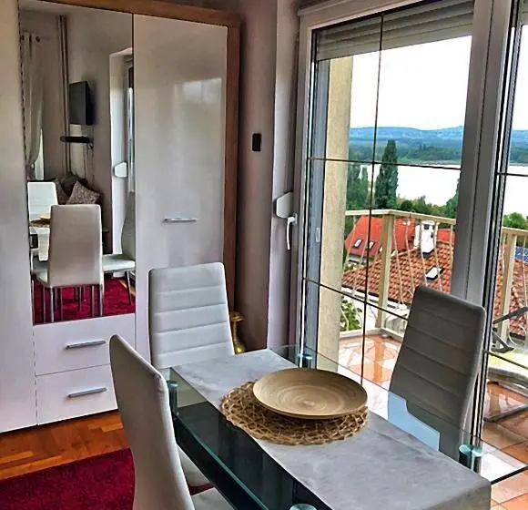سوئیت با بالکن, Villa Borostyán