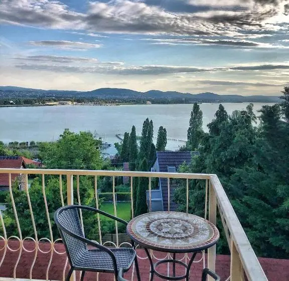 سوئیت با بالکن, Villa Borostyán