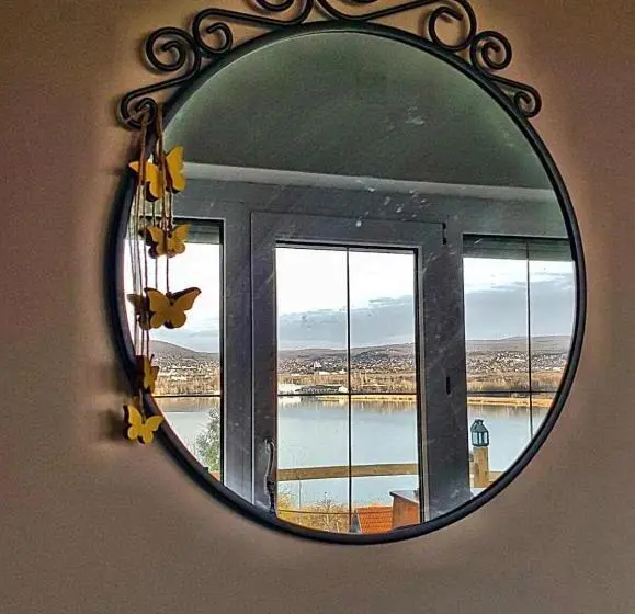 اتاق خانوادگی, Villa Borostyán