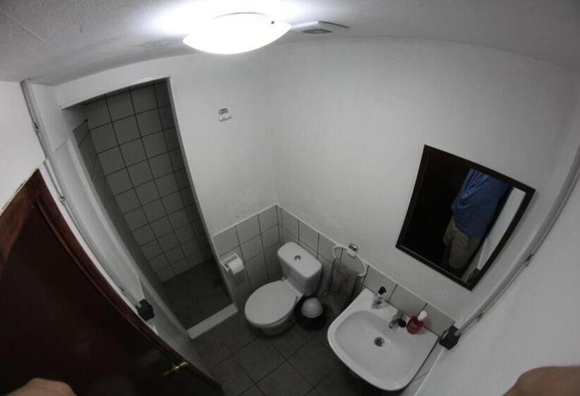 Кровать в Общей Комнате, Coruña Backpackers Hostel