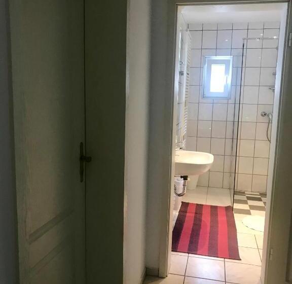 Номер Стандарт Совместная Ванная, Juna