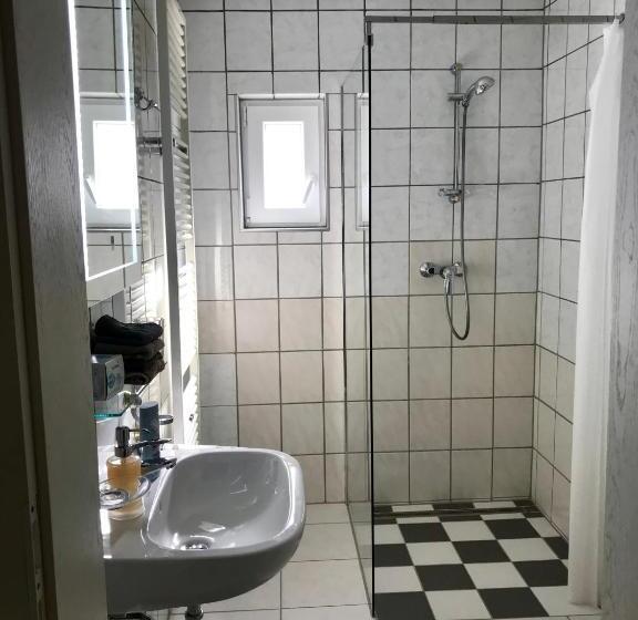 Номер Стандарт Совместная Ванная, Juna