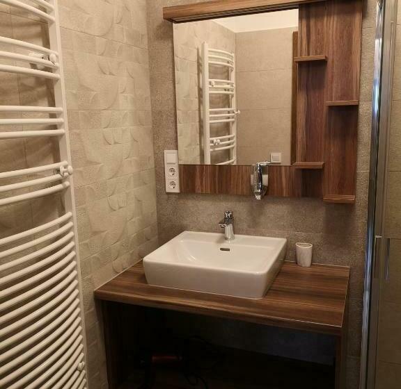 דירת שני חדרים, Schneekristall