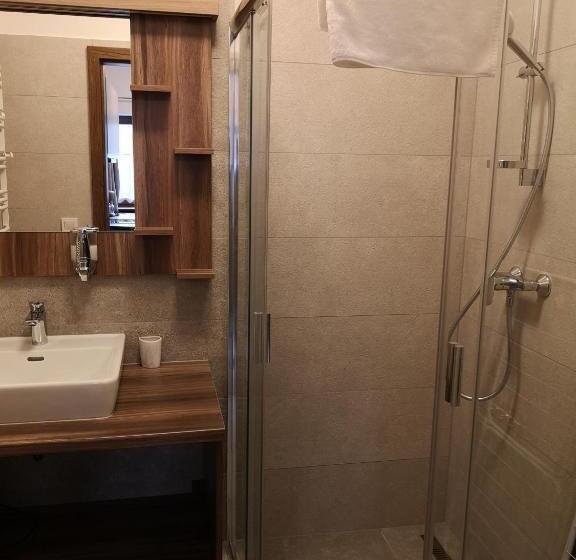 דירת שני חדרים, Schneekristall