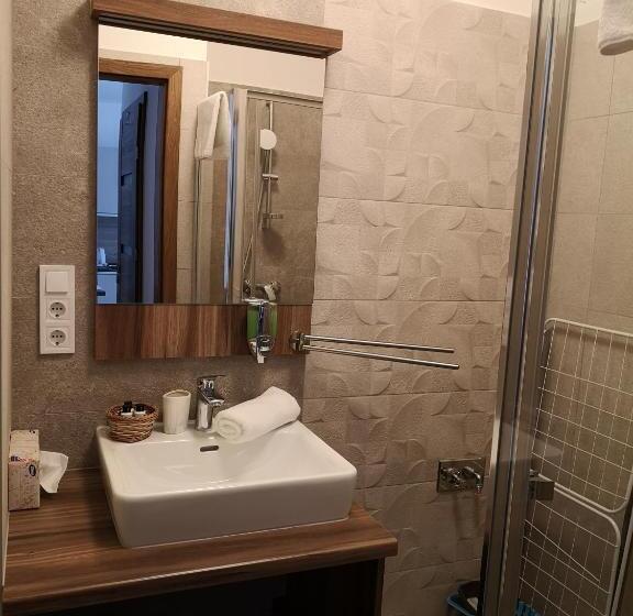 דירת חדר, Schneekristall